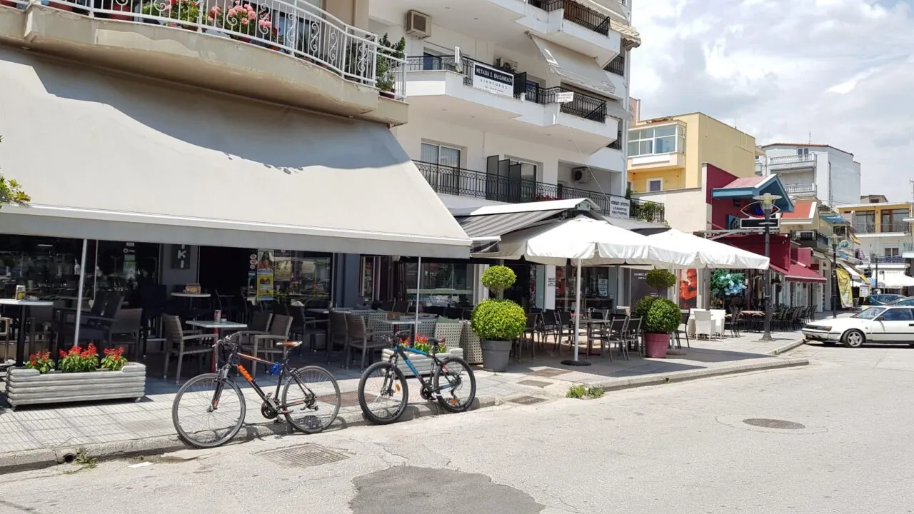 Τα τραπεζάκια του Briki στην πλατεία